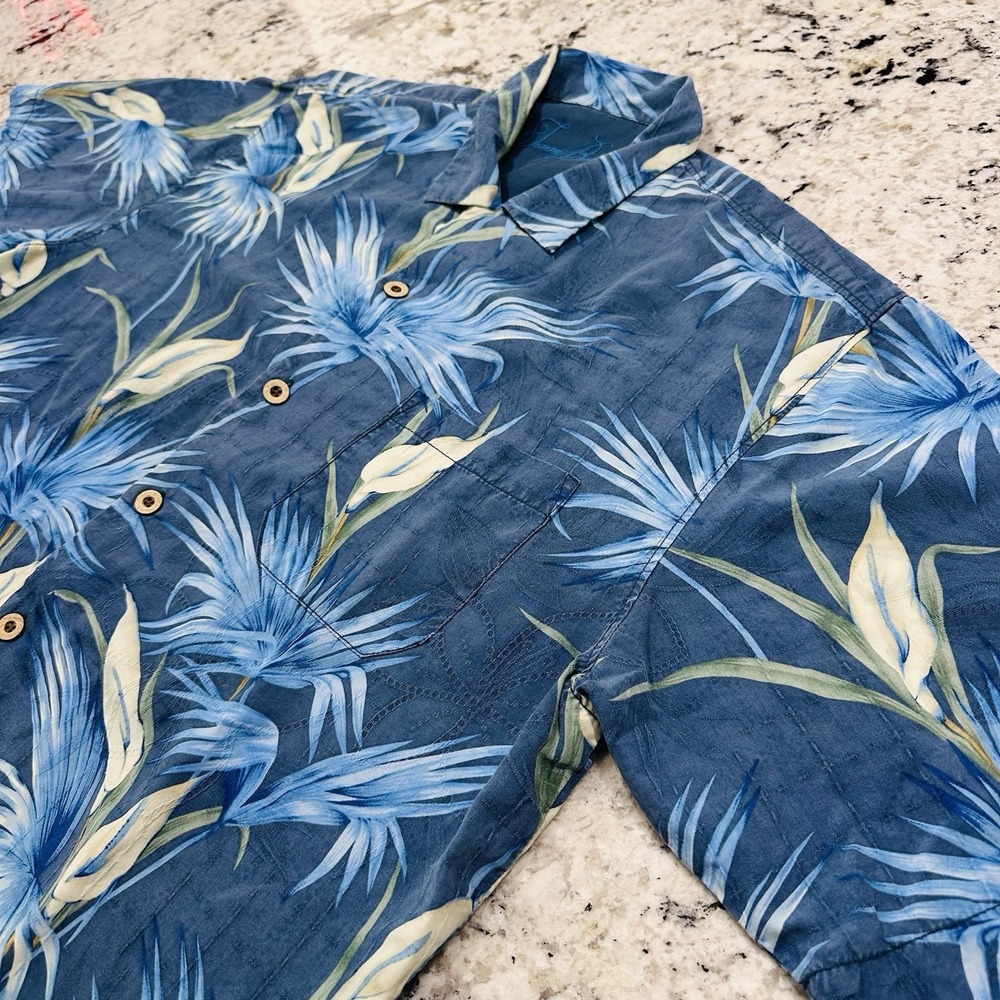 Tommy Bahama 100% Silk Men Shirt Medium Floral Hawaiian Casual Button Up Style